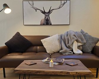 Secluded 40-Acre Mountain Retreat Views 12 Min to Durango No Cleaning Fee - Durango - Living room