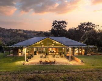 Private Estate with Spa - Huon Creek Retreat - Wodonga - Building
