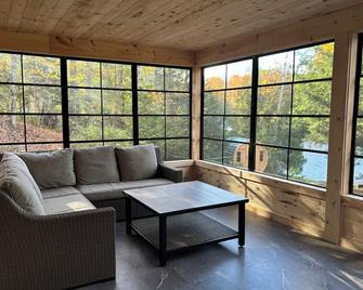 Wiley Woods Cottage - Minden - Living room