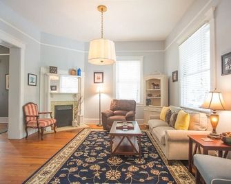 Historic 3 Bedroom Home On Oak Shaded Tattnall Street By Lucky Savannah - Savannah - Phòng khách