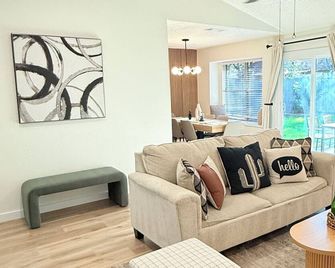 Modern and Cozy 3BR Retreat Perfect for Families or Big Group - Cedar Park - Huiskamer