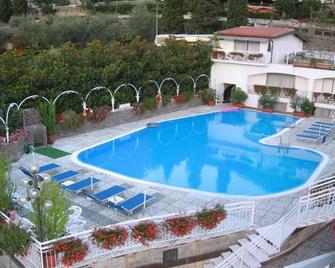 Hotel Excelsior Bay - Malcesine - Piscina
