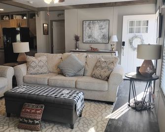 Roomy 3-bedroom horse & goat ranchette with hiking trails. Noccalula & Gadsden - Attalla - Wohnzimmer