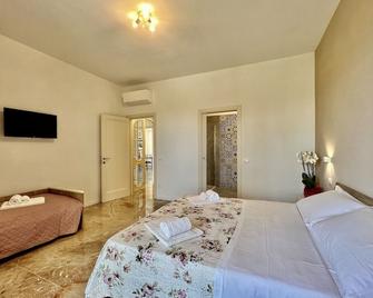Villa Rugiada, 6 Bedrooms, 6 Baths, Pool and Jacuzzi, a few km from the sea - Monte San Giusto - Schlafzimmer