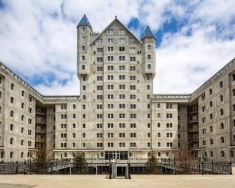 The Grand Castle Apartments - Grandville - Building