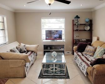 Ocean Vacation Breeze Your best vacation spot only 1 mile to the Lantana Beach. - Lantana - Вітальня