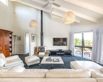 Villa Valmont - Stay Waiheke - Palm Beach - Living room
