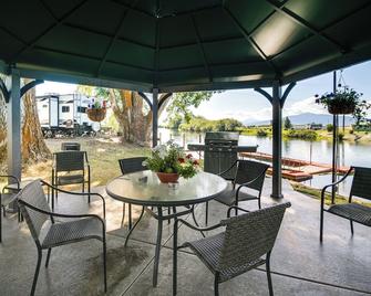 Riverfront Resort Cabin about 21 Mi to Crater Lake! - Chiloquin - Patio