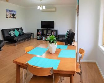 The Villa Retreat - Your 2 bedroom Self-Contained Home Away From Home - Westmead - Comedor