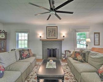 Abingdon Family Getaway with Porch and Views! - Abingdon - Wohnzimmer