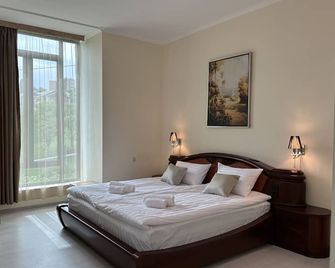 Hotel X - Dilijan - Slaapkamer