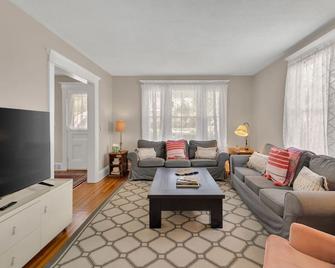 Charming New England Home in West Hartford Center - West Hartford - Living room