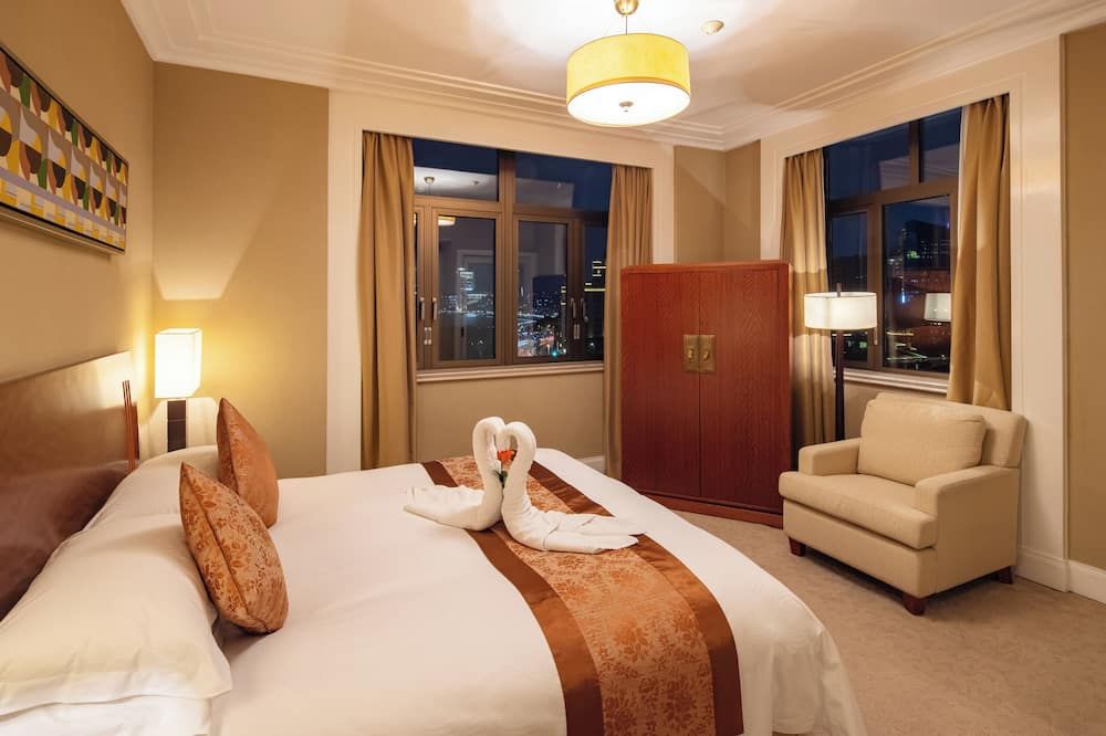 Broadway Mansions Hotel - On the bund - Shanghai - Bedroom