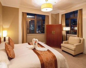 Broadway Mansions Hotel - On the bund - Shanghai - Bedroom