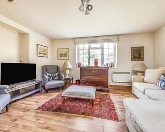 Charming Annexe Lodge with Parking Pass The Keys - Storrington - Living room