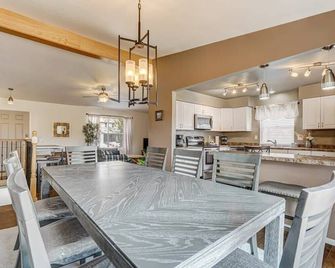 3BD Cheyenne Mountain Home w Hot Tub & Grill - Colorado Springs - Comedor