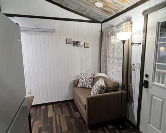 Mini home by Kataluma Nightly Rentals - Wichita Falls - Living room