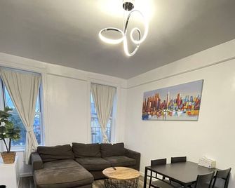 Cozy Apartment In New York - ברוקלין - סלון