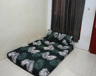 OYO Life 93712 Vanda Family - Blitar - Slaapkamer