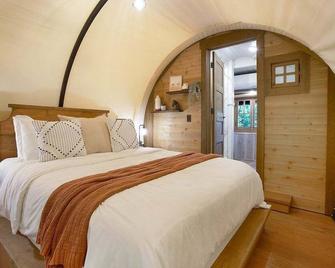 Covered Wagon Camping with Valley View, Sleeps 4 - Paradise - Bedroom