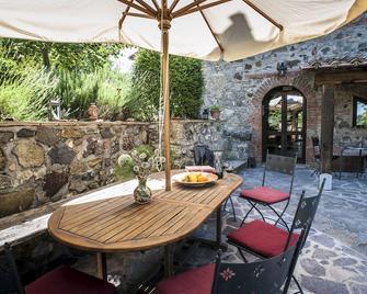 Apartment in country house with dream panorama - Torre Alfina - Patio