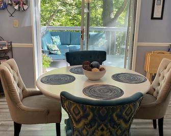 The Treehouse Retreat - Blue Springs - Dining room