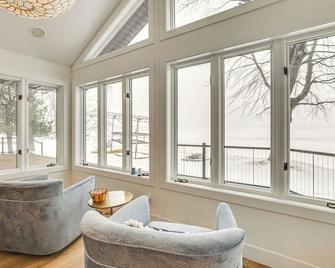 Lake Wisconsin Retreat w/ Dock: Great for Groups! - Lodi - Living room
