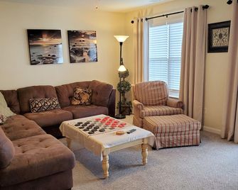 Spacious Lakeside Condo, Pool & Tennis, Near Bike Trail, Outlets, & Restaurants - Rehoboth Beach - Living room