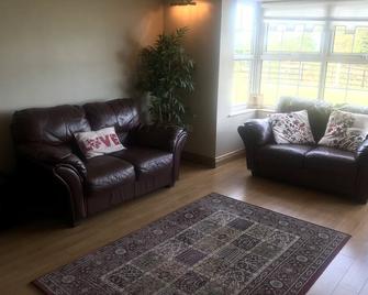 Dungannon 2 Bed Bungalow - Sleeps 5 - Pet Friendly - Dungannon - Вітальня