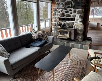 Rustic chalet - directly on the lake with sandy beach - Nominingue - Living room