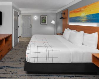 La Quinta Inn by Wyndham Champaign - Champaign - Bedroom