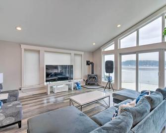 Scenic & Spacious Getaway on North Bay w/ Deck! - Allyn - Living room