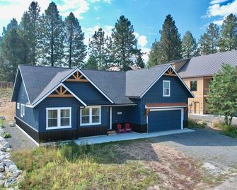 New Mountain Bluebird - walk to lake, golf, and town - game rm - family friendly - sleeps 14 - Cascade - Building
