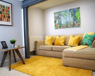 Trendy Urban Split level Apartment - Netflix&WiFi - Bournemouth - Living room