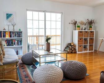 Relaxing Getaway: Entire 3-BR Home w/ Fireplace - Marlborough - Living room