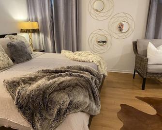 St Sauveur Village -Spacious-1000 Sq.Ft. - Close To All… Reduced Rates - Saint-Sauveur - Bedroom