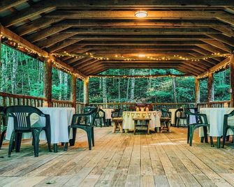 Safe Haven Farm Wolf Pup Rv Camper Roan Mountain - Roan Mountain - Restaurant