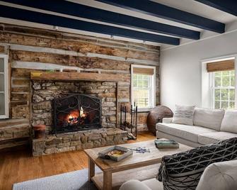 Walk to Old Rag/ShenandoahHot tub dogs welcome - Sperryville - Living room