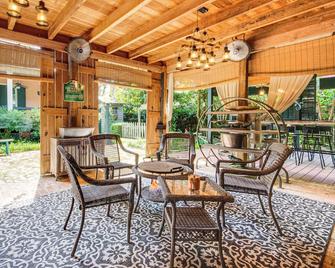 Whimsical New Roads Home 1 Mi to Main Street! - New Roads - Patio