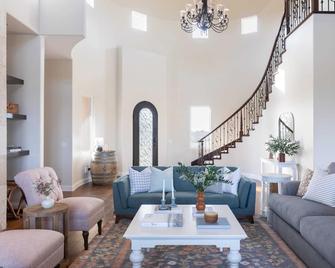 Palazzo Del Sol By AvantStay Breathtaking Home w Mountain Views Hot Tub - Temecula - Living room
