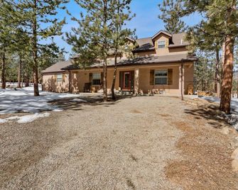 La Hacienda BV: Family-friendly cabin nestled on 2 acres in the woods - Buena Vista - Building