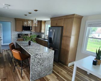 Adorable 3-bedroom 2-bath House in quiet, safe, kid/pet friendly neighborhood. - Enfield - Kitchen