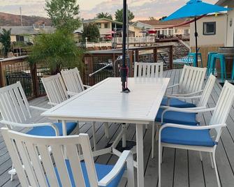 Tropical Lakefront Retreat with Private Dock & Kayaks - Clearlake Oaks - Balcón