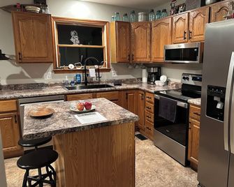 Rustic Retreat Cozy 2 Bed 1.5 Bath Home, in Rural Farmington, Wooded Outdoor. - Farmington - Kitchen