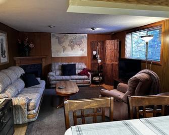 1-bedroom apartment just 15 minutes from downtown Salt Lake City. No pets - West Valley City - Living room