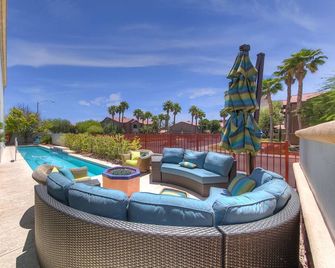 Why Stay in the confinement of a hotel, when Ucan stay in this Las Vegas Oasis. - Enterprise - Piscina