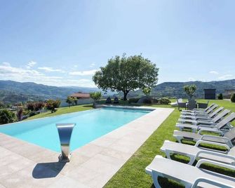 Hostwise - Douro Villa - Suite Teixeira Pascoares - Santa Marinha do Zêzere - Pool