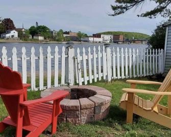 The Blue River Cabin|Riverfront Cozy Sunny Retreat - Brighton - Patio