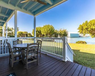 Tipsy Turtle: Luxurious Waterfront Villa on Duck Key with Stunning Views and Modern Upgrades! - Duck Key - Balcony