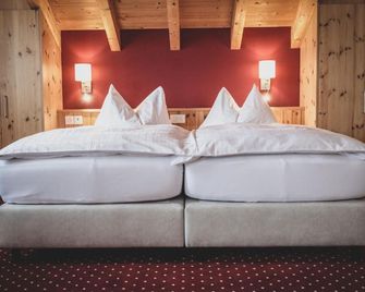 Hotel Sonnenhalde Garni - Arosa - Bedroom
